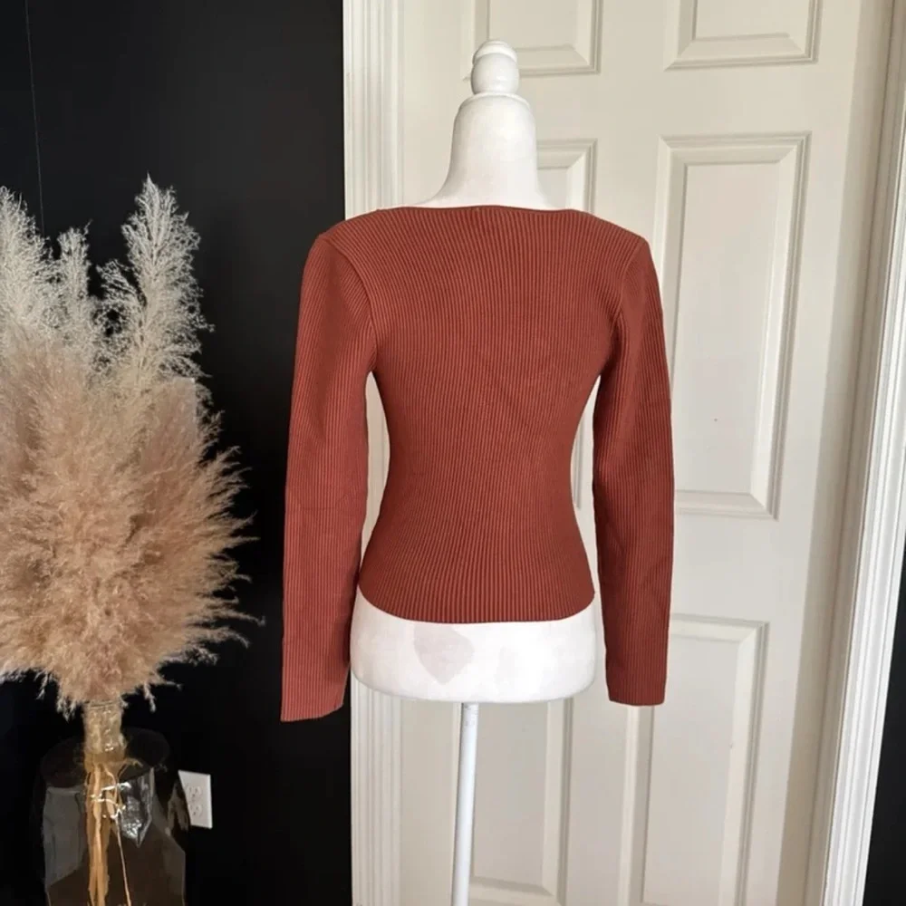 NWT Abercrombie & Fitch Long-Sleeve Ottoman Squareneck Top in Rust
Size Medium - Picture 7 of 12